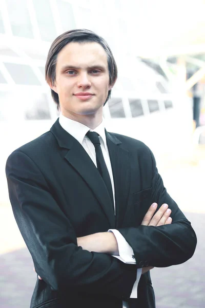 Retrato de un joven empresario sobre fondo borroso — Foto de Stock