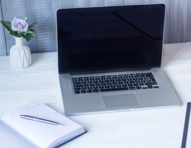 laptop ve belge çalışma alanı'ndaki.