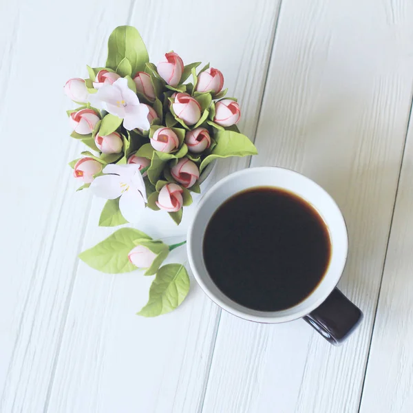 Утренняя чашка кофе и красивые цветы — стоковое фото