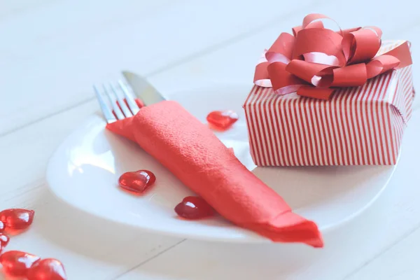 Close up. Regalo e tavola apparecchiata per San Valentino — Foto Stock