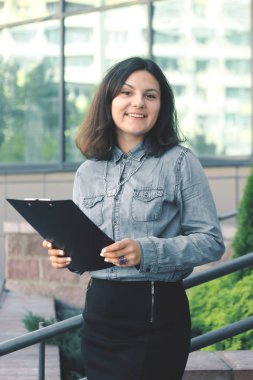 çalışanın ofis balkonunda bir Pano konumu olan