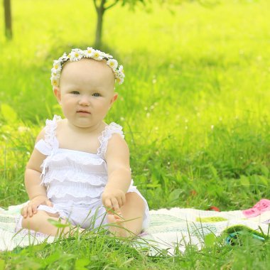 bir yaz günü pikniğe üzerinde bir çelenk içinde şirin bebek.