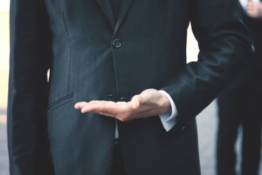 up.businessman bulanık arka plan üzerinde boş el ile kapatın