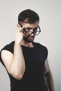portre. Kendine güvenen modern insan üzerinde gözlüklerini arıyor