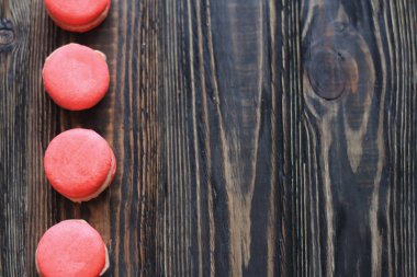 Renkli macaroons ve masaya çiçek