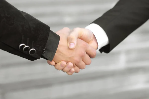 Fecha. handshake parceiros de negócios em fundo turvo — Fotografia de Stock