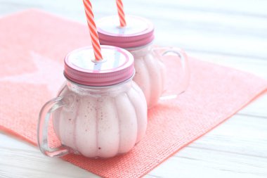 Sağlıklı çilek güler yüzlü bir mason bir kavanoz kupa