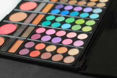 yakın çekim. siyah bir arka plan üzerinde kozmetik kümesi