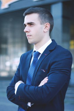 Kendine güvenen genç işadamı office arka plan üzerinde