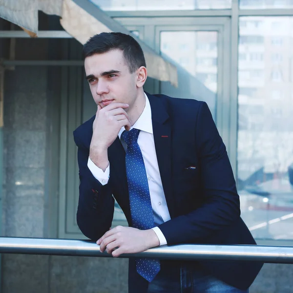 Cerrar up.young hombre de negocios de pie en el balcón en la oficina — Foto de Stock