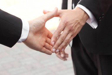 up.two işadamı için el sıkışma el uzatarak kapatın