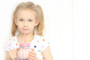 Güzel kız içme smoothie shake