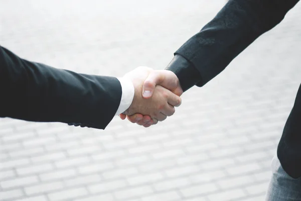 Fecha. handshake parceiros de negócios em fundo turvo — Fotografia de Stock