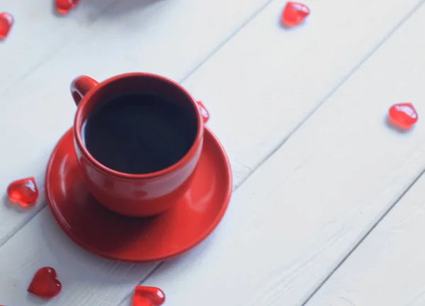 Close up. a Cup of coffee on a white wooden table . — стоковое фото