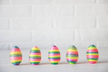 satır beyaz arka plan üzerinde renkli Paskalya yumurtaları