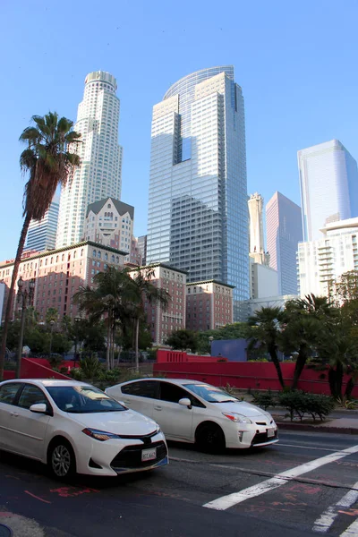 Los Angeles California Usa October 2019 Two White Cars Crossroads — Stock Photo, Image