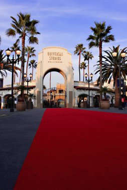 Los Angeles, Kaliforniya, Usa. 14 Kasım 2019. Universal Hollywood Stüdyosu. Universal Stüdyoları 'nın merkezi girişi, kırmızı halılı, Los Angeles' ın ana merkezi, Hollywood 'da..