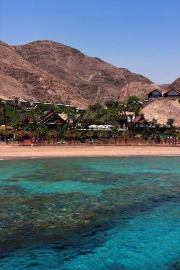 Eilat, İsrail. 22 Şubat 2020. Eilat 'ta, dağların altında, güneş panelleriyle donatılmış bir otel..