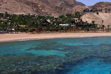 Eilat, İsrail. 22 Şubat 2020. Eilat 'ta, dağların altında, güneş panelleriyle donatılmış bir otel..