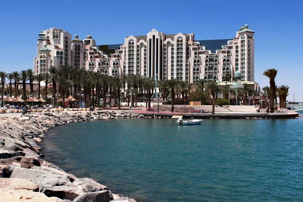  Eilat, İsrail. 26 Şubat 2020. Oteller ve Eilat kıyısındaki plaj. Besetka ve Kızıl Deniz kıyılarında bir bank..