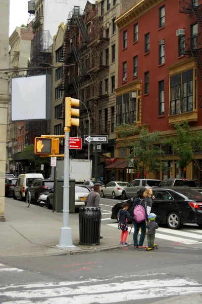 Mother Children Pedestrian Crossing Traffic Light Street Downtown New York — Stock Photo, Image