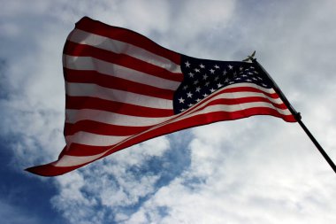 ABD bayrağı çıplak gökyüzünün arka planında. Bağımsızlık Günü ve ABD