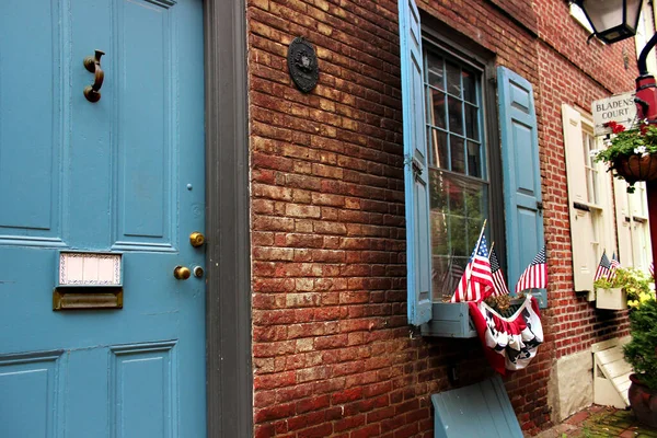 Philadelphia 'daki en eski Elfret Sokağı' ndaki bir apartmanın camında Amerikan bayrakları var..