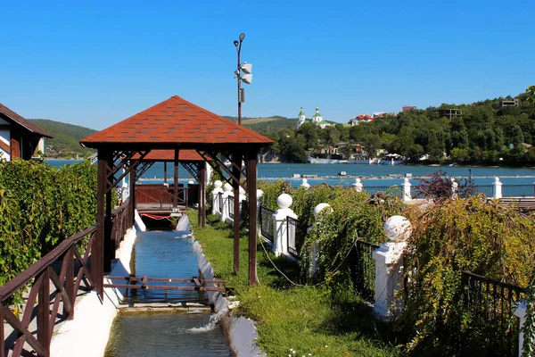 Abrau Durso Gölü manzarası. Krasnodar bölgesinde şarap votkası fabrikası, Abrau Durso