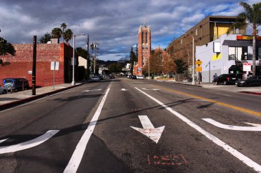  Boş bir yol, Orta Hollywood 'da insanların olmadığı bir sokak dağlar manzaralı ve popüler Hollywood yazıtlı..