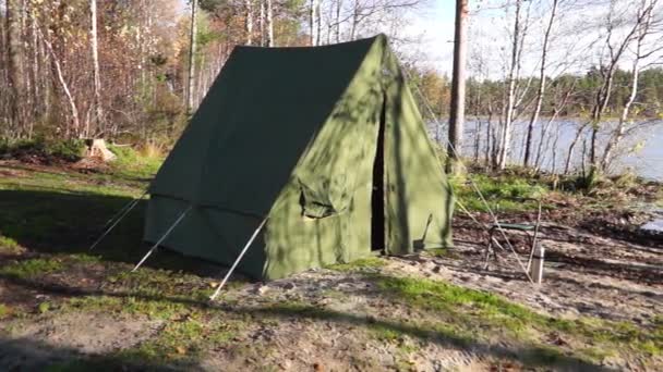 Старая школьная палатка возле лесного озера — стоковое видео