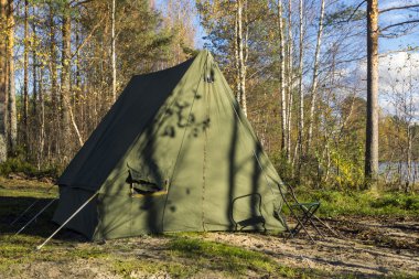 Ormandaki oldschool kamp çadırı