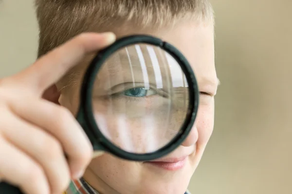 Brainy pojke med förstoringsglas — Stockfoto