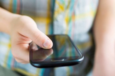 Akıllı telefon elinde.