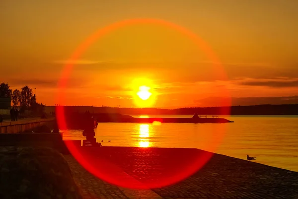 Levendige zonsondergang op lake en ronde cicrle — Stockfoto