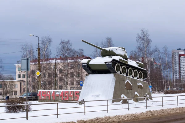 Monument to legendary T-34 tank — Stock Photo, Image