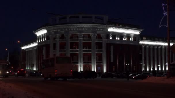 Tráfico en la ciudad en la noche de invierno — Vídeo de stock