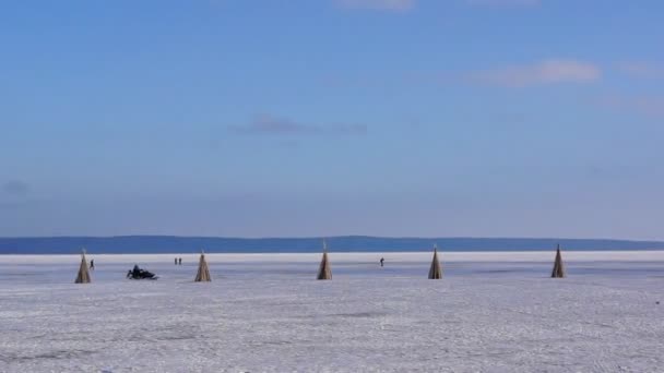 Mensen op de ijzige lake in winte — Stockvideo
