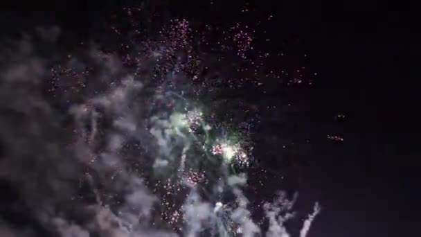 Fuegos artificiales brillantes de vacaciones en el cielo — Vídeo de stock