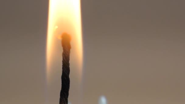 Погасить пламя свечи — стоковое видео