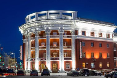 Eski otel binası Aydınlatmaları ile dekore edilmiştir.
