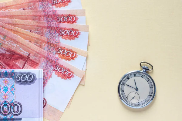 Rubel banknotów i zabytkowe zegarki — Zdjęcie stockowe