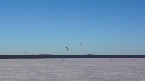 Экстремальный кайтсерфинг на озере зимой — стоковое видео