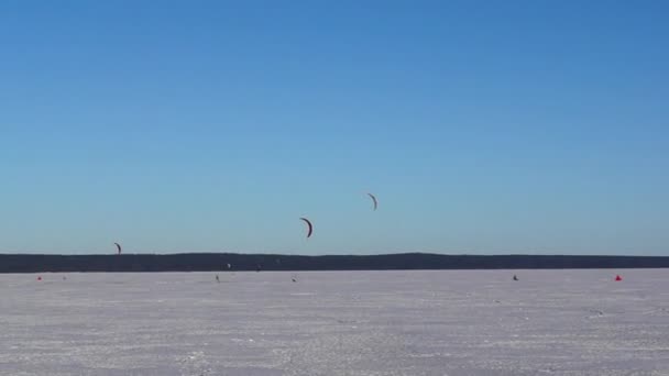 Kite surf extremo en el lago en invierno — Vídeos de Stock