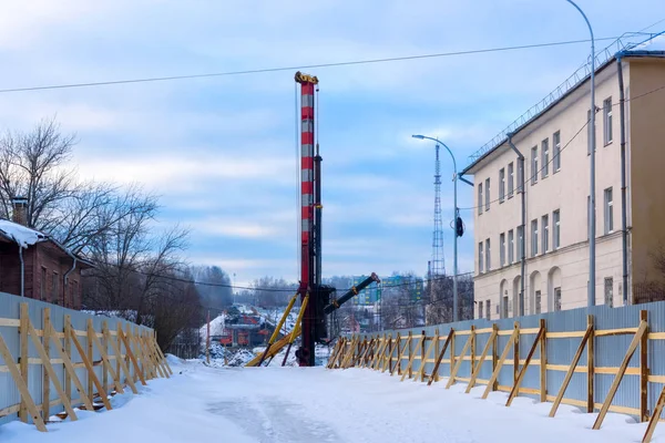 Construcción de puente en invierno en la ciudad — Foto de Stock