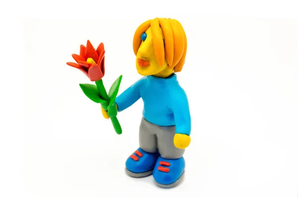 Plastilina pojke med röd blomma — Stockfoto