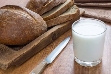 Somun ekmek ve süt cam inek