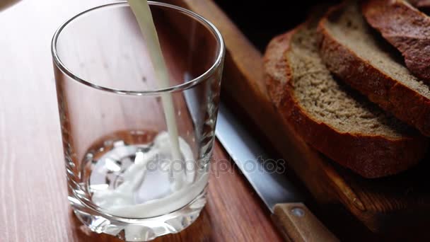 Vers brood van brood en melk — Stockvideo