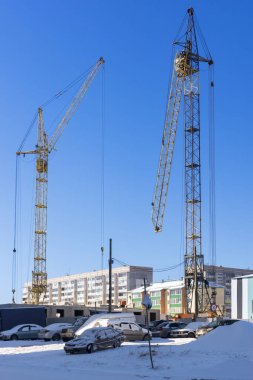 Evleri inşaatı için sitede İnşaat vinçleri