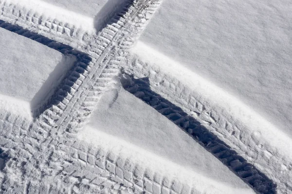 Géométrie des traces de pneus sur la neige — Photo