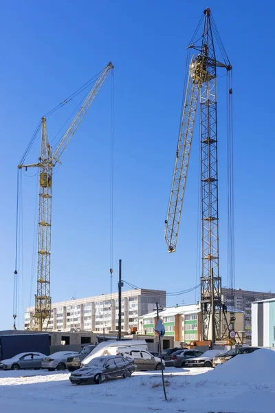 Bouw kranen op site voor de bouw van huizen — Stockfoto